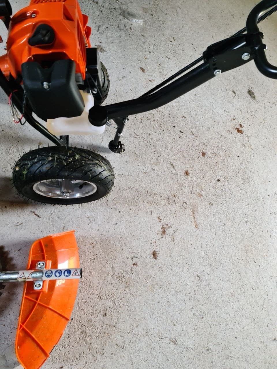 Roçadora a gasolina com rodas Extreme Tools 52cc: desempenho e precisão